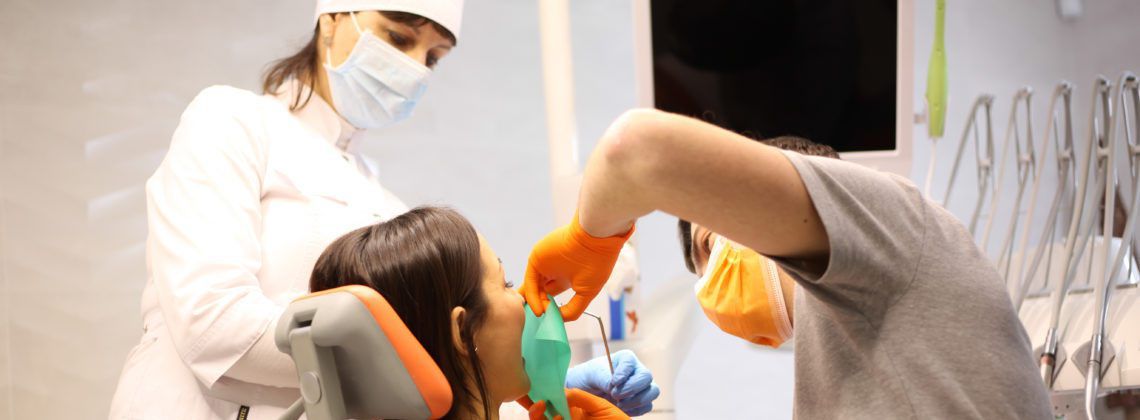 Як видаляють зубні відкладення?