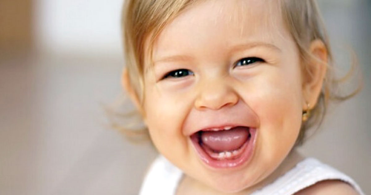 У якому віці у дітей випадають молочні зуби?